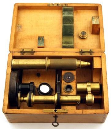 Fr. Belthle in Wetzlar: Kleines Mikroskop Nr. 523 im Kasten