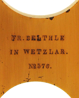 Mittleres Mikroskop C. Kellner ' s Nachfolger Fr. Belthle in Wetzlar Nr. 576 : Signatur