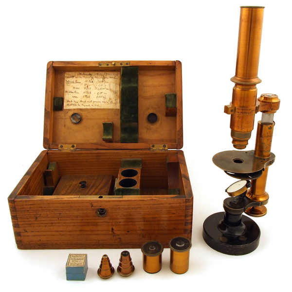 Fr. Belthle in Wetzlar: Kleines Mikroskop Nr. 703 mit Kasten