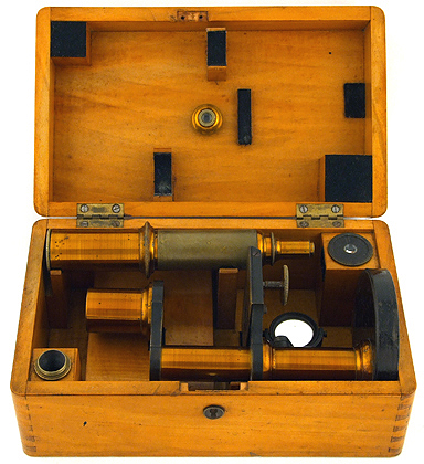 Mikroskop C. Kellner ' s Nachf. Fr. Belthle in Wetzlar No. 879: im Kasten
