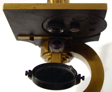 Mikroskop L. Engelbert in Wetzlar: Blendenrad mit Dunkelfeldkondensor