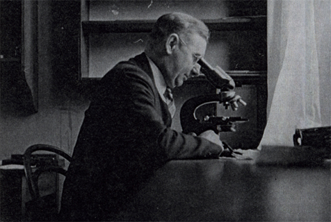 Earl Theron Engle an einem Mikroskopstativ L von Carl Zeiss Jena