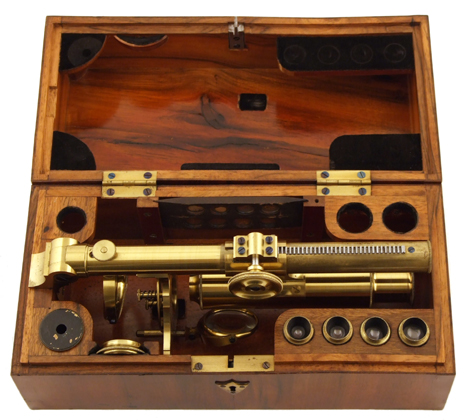 Mikroskop von Utzschneider und Fraunhofer in München um 1820 im Kasten eingeklappt