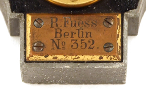Mikroskop R. Fuess Berlin Nr. 352: Signatur