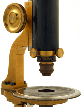 Mikroskop R. Fuess Berlin Nr. 352: Detail der Objektivfassung