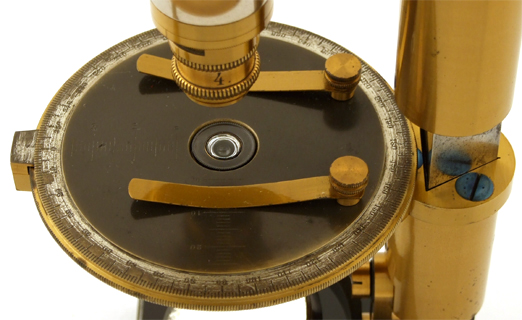 Petrografisches Mikroskop nach Fuess - Rosenbusch, R. Fuess Berlin um 1880: Tisch