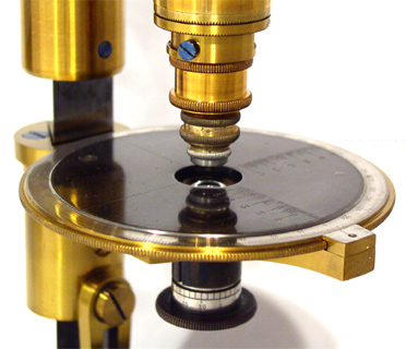 R.Fuess Berlin: Rosenbusch Mikroskop von 1875: Tubusschlitz für Verzögerungsplättchen geschlossen