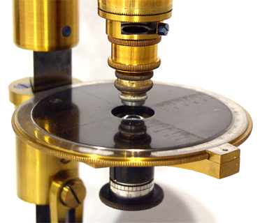 R.Fuess Berlin: Rosenbusch Mikroskop von 1875: Tubusschlitz für Verzögerungsplättchen geöffnet