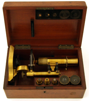Mikroskop Stativ V von E. Gundlach Berlin, Nr. 239 im Kasten