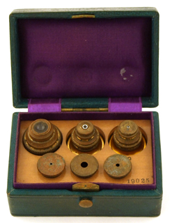 Mineralogisches Polarisationsmikroskop E. Hartnack & Co. Paris & Potsdam, Nr. 19025 Objektive in Schatulle