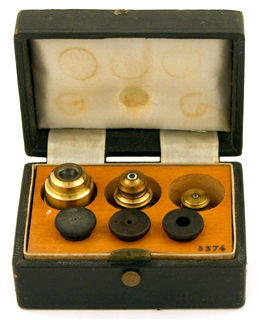 Mikroskop E. Hartnack 5374: Objektive in Schatulle