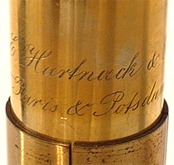 Frühes Polarisationsmikroskop E.Hartnack & Co.: Signatur