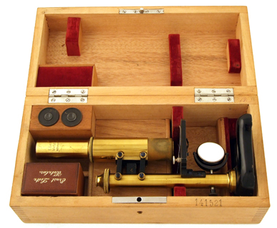 Museum optischer Instrumente: Kleines Kursmikroskop von