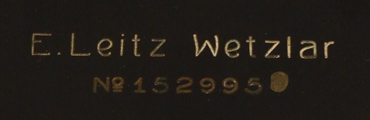 Kursmikroskop E. Leitz Wetzlar Nr. 152995: Signatur auf dem Fuß