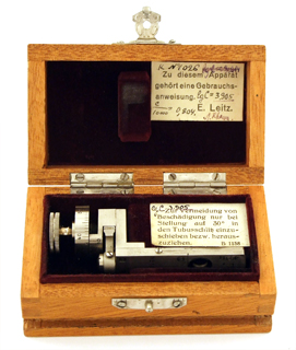 Polarisationsmikroskop CM Ernst Leitz Wetzlar Nr. 269241: Berek-Kompensator in Schatulle