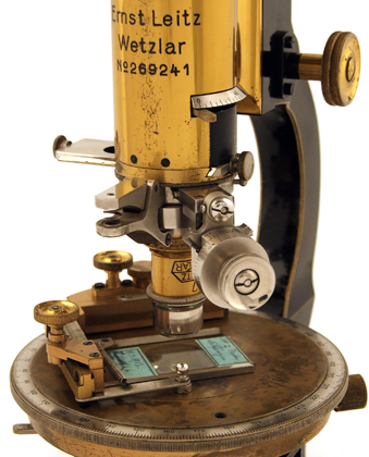 Polarisationsmikroskop CM Ernst Leitz Wetzlar Nr. 269241: Berekkompensator eingeschoben