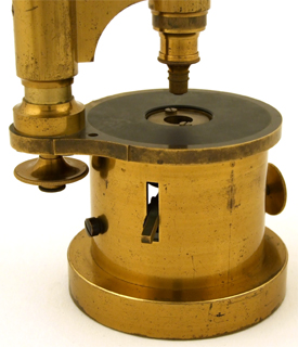 Mikroskop Georges Oberhaeuser Nr. 2785: Hebel zum Verstellen der Höhe der Aperturblende