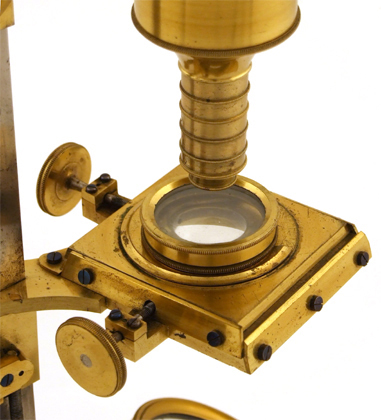 Großes Mikroskop von Simon Plössl in Wien: Tisch mit Flüssigkeitsglas
