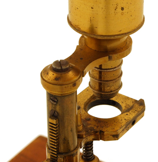 S. Plössl in Wien: Taschenmikroskop um 1835 - Tubus am Arm montiert