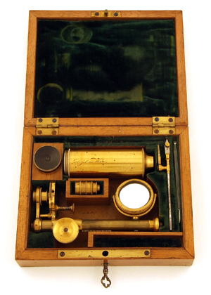 S. Plössl in Wien: Taschenmikroskop um 1835 in Schatulle