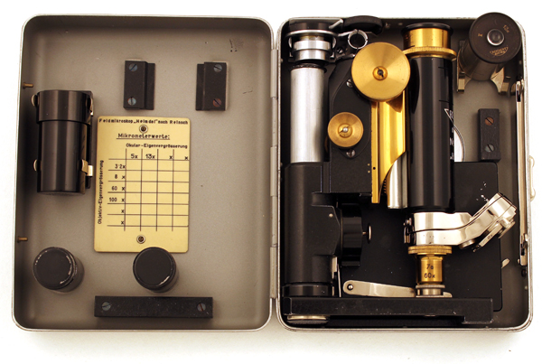 Reisemikroskop "Heimdal" nach F.K. Reinsch von C. Reichert, Wien 1929 zusammengelegt im Kasten