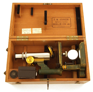 Mikroskop F.W. Schieck in Berlin Nr. 46831 im Kasten