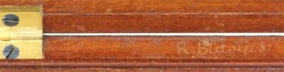 Trommelmikroskop F.W. Schiek in Berlin Nr. 1268, Namen des Besitzers, in das Holz des Kastens geritzt