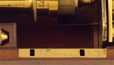 Trommelmikroskop F.W. Schiek in Berlin Nr. 1268, Namen des Besitzers, in das Holz des Kastens geritzt