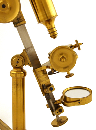 Mikroskop F.W. Schiek in Berlin, No. 63: Schraubenmikrometer am Tisch montiert