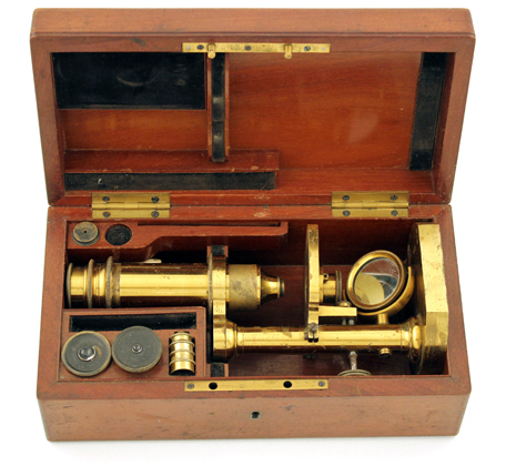 Mikroskop F.W. Schiek Berlin Nr. 665 im Kasten liegend