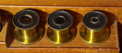 W. & H. Seibert Wetzlar: Mikroskop Nr. 6194, Okulare im Kasten