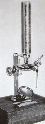 Reisemikroskop von Plössl, Abb. aus: Dr.Josef Hölzl, Prof.Dr. Engelbert Bancher, Franz Kotlan: Simon Plößl (1794-1868) Optiker und Mechaniker in Wien (Zur Entwicklungsgeschichte der Plößl-Mikroskope); in: Technisches Museum für Industrie und Gewerbe in Wien / Forschungsinstitut für Technikgeschichte: Blätter für Technikgeschichte; Heft 31; Wien; 1969 