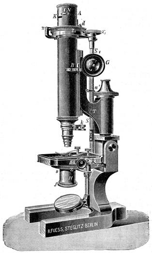 Mikroskop R. Fuess Berlin Steglitz, Stativ VIIa; Abb. aus: C. Leiss: Ueber neuere Instrumente und Vorrichtungen für petrographische und krystallographische Untersuchungen / Mittheilungen aus der R. Fuess'schen Werkstätte in Steglitz bei Berlin; Separat-Abdruck aus dem Neuen Jahrbuch für Mineralogie, Geologie und Palaeontologie. Beil.-Bd. X.; November 1895