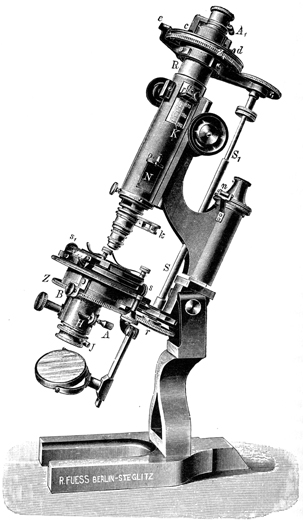 Mikroskop R. Fuess Berlin Steglitz, Stativ VI; Abb. aus: C. Leiss: Ueber neuere Instrumente und Vorrichtungen für petrographische und krystallographische Untersuchungen / Mittheilungen aus der R. Fuess'schen Werkstätte in Steglitz bei Berlin; Separat-Abdruck aus dem Neuen Jahrbuch für Mineralogie, Geologie und Palaeontologie. Beil.-Bd. X.; November 1895