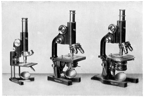 Feldmikroskop Heimdal im Größenvergleich. Abb. aus: C. Reichert Optical Works / Vienna: "Heimdal" after Reisch; Mikro 205e; Wien ca. 1928